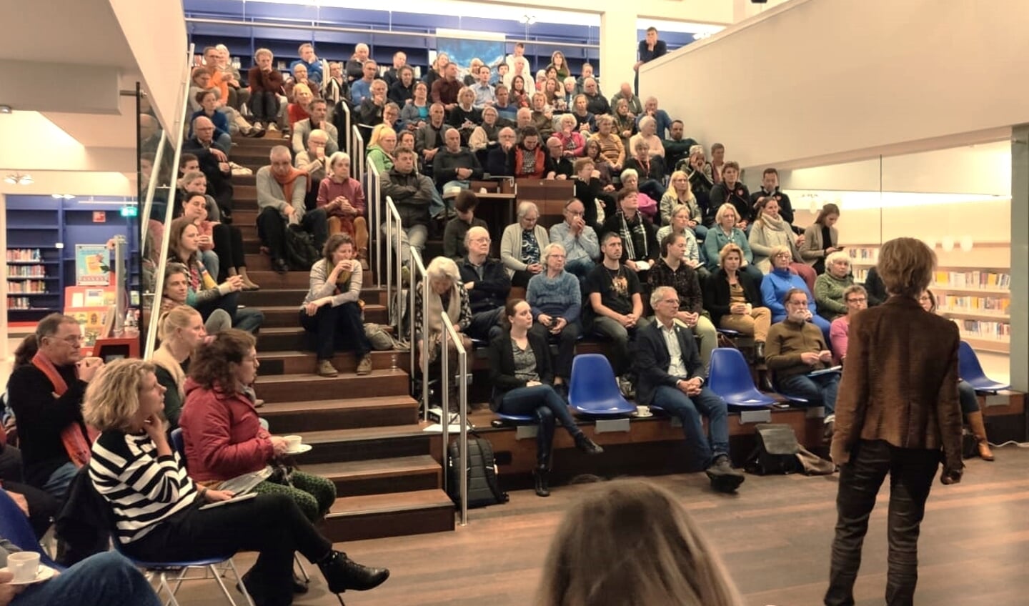Esther van der Zee van Welsaam en burgemeester Floor Vermeulen heten de gastgezinnen welkom