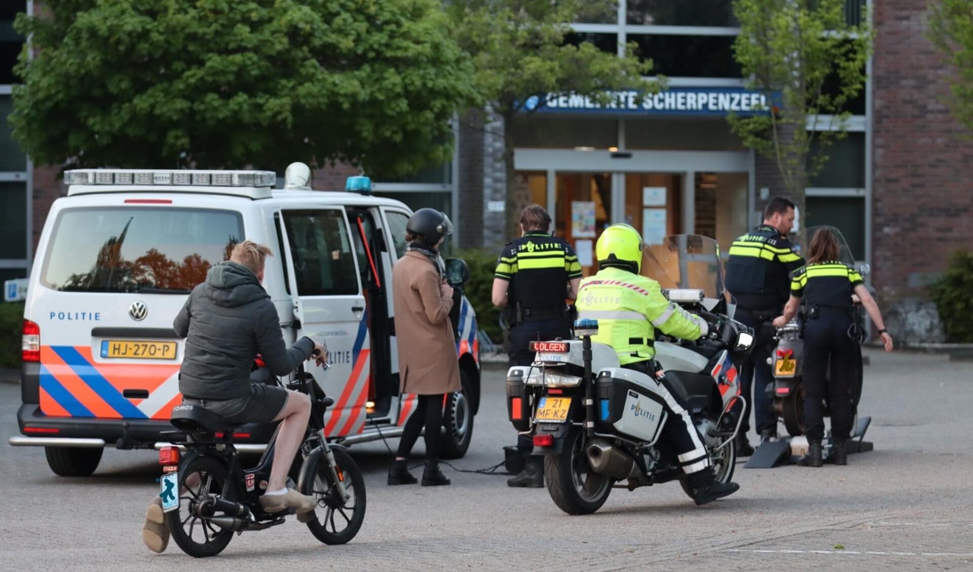 Politiecontrole in het centrum van Scherpenzeel.