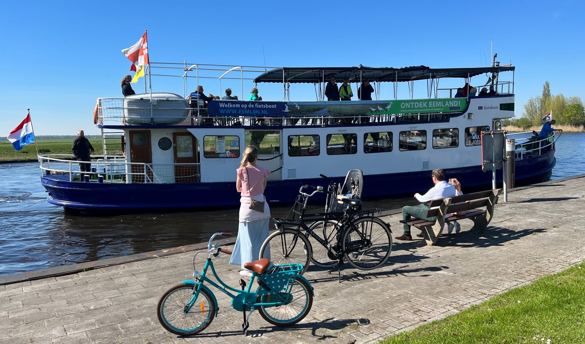 Vanuit Eemdijk brengt de fietsboot Josephine (8) en Marilou (5) weer terug naar Baarn.