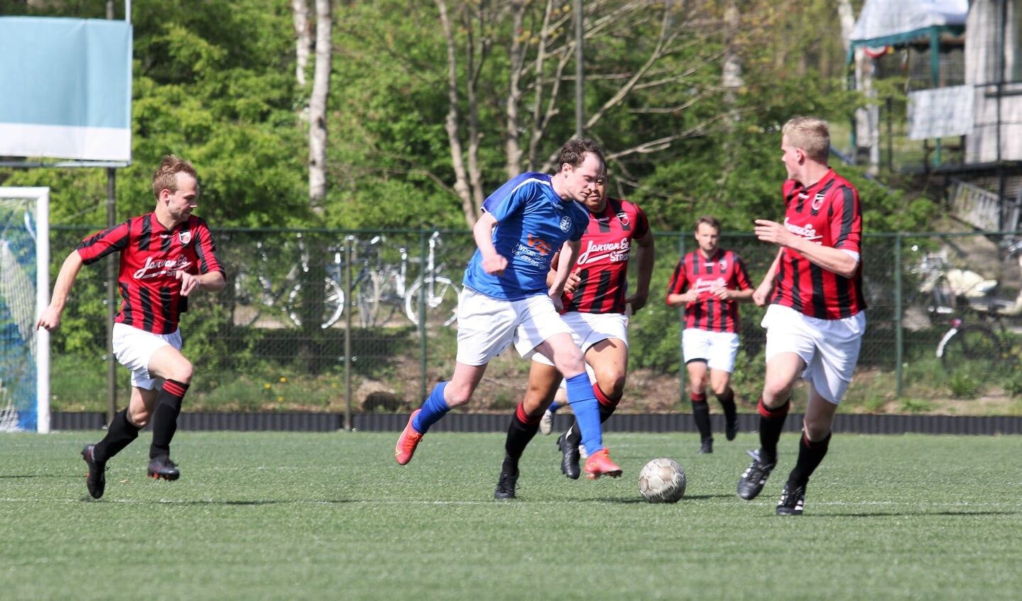 SKV-aanvaller Lennart van de Peppel maakt het de Stroe-verdediging lastig. Van de Peppel scoorde ook de openingstreffer. SKV won uiteindelijk met 3-1