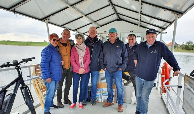 <p>De vrijwilligers van het Renkumse Veer zijn klaar voor een mooi en liefst druk vaarseizoen. Rechts debutant Jos van Deelen en naast hem schipper Frans Claassen en Leo Peters.</p>