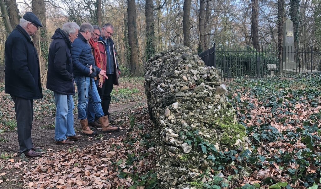 De vier auteurs op onderzoek samen met kerkelijk bouwhistoricus Albert Reinstra.

