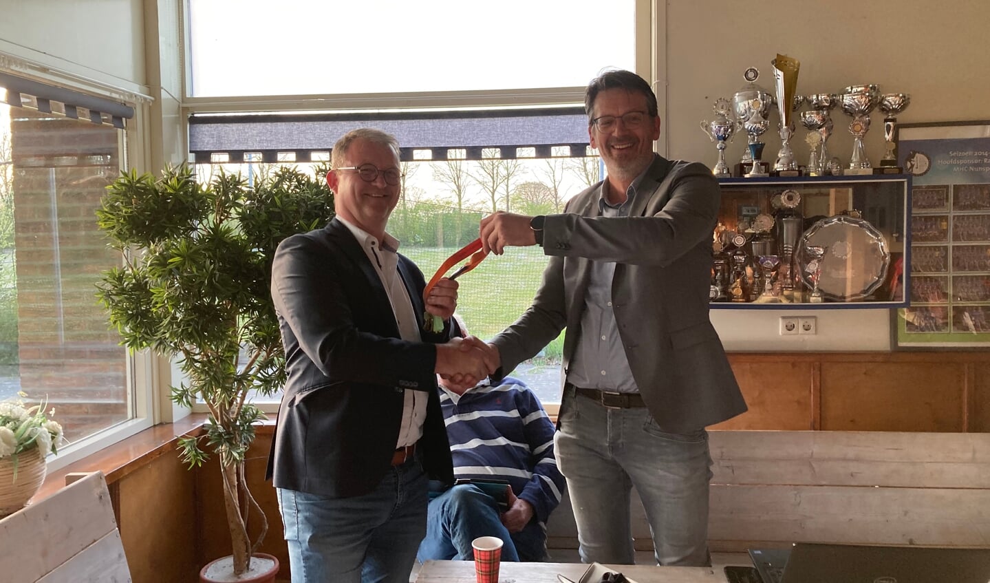 Allard draagt de sleutelbos van het clubhuis over aan Mark