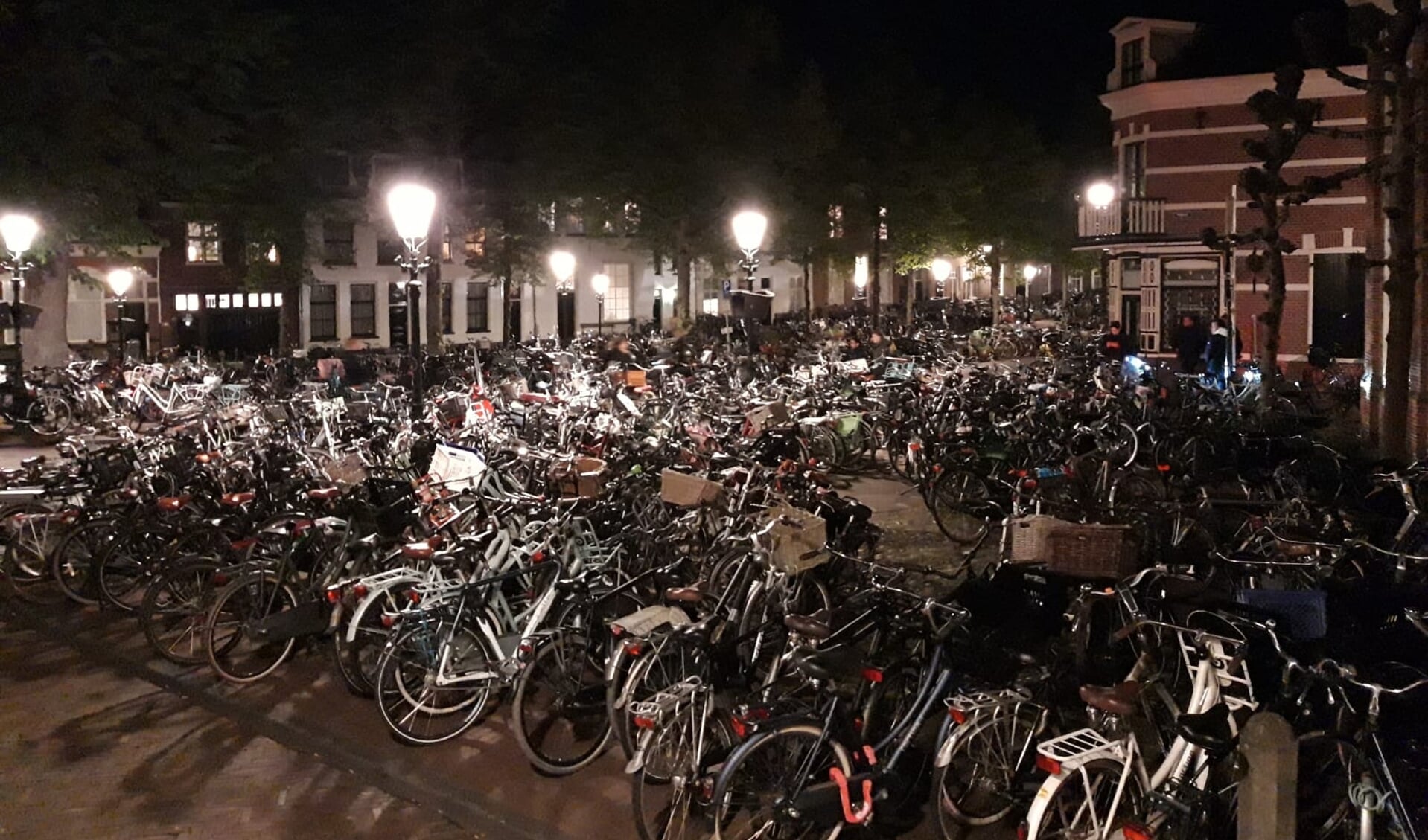Recentelijke chaotische situatie van fietsen op Havik-Krommestraat