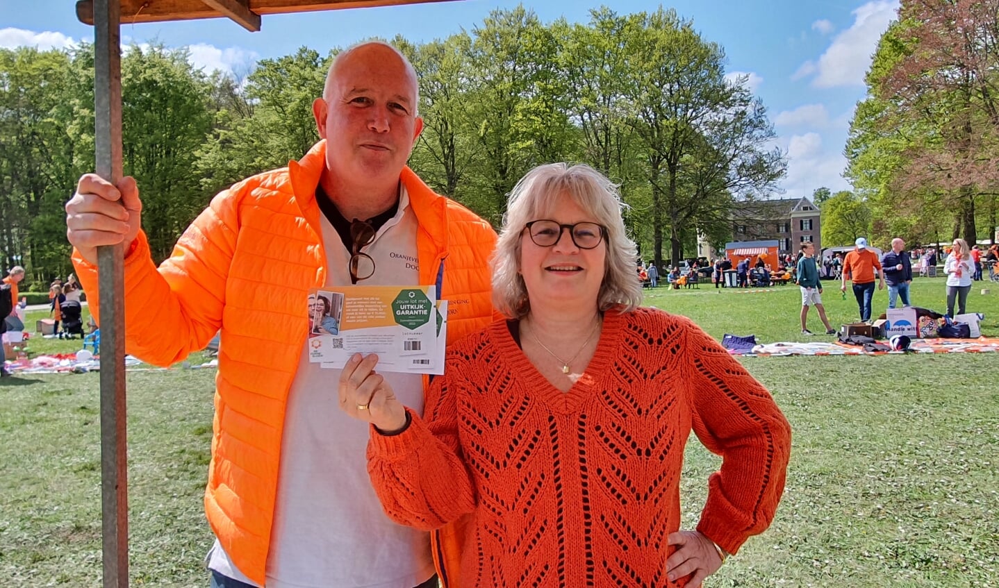 Voorzitter Oranjevereniging Frans van der Craats steunt lotenverkoop Zonnebloem Doorn