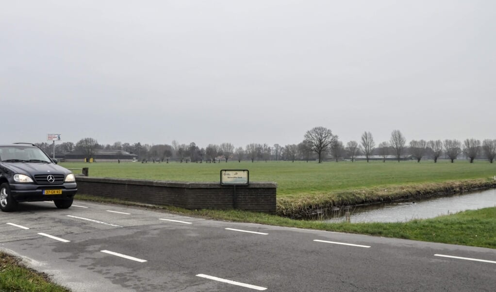 De Hessenweg bij Barneveld, met op de voorgrond de Barneveldse Beek. Ter hoogte van de beek moet in de toekomst de oostelijke rondweg om Barneveld komen.