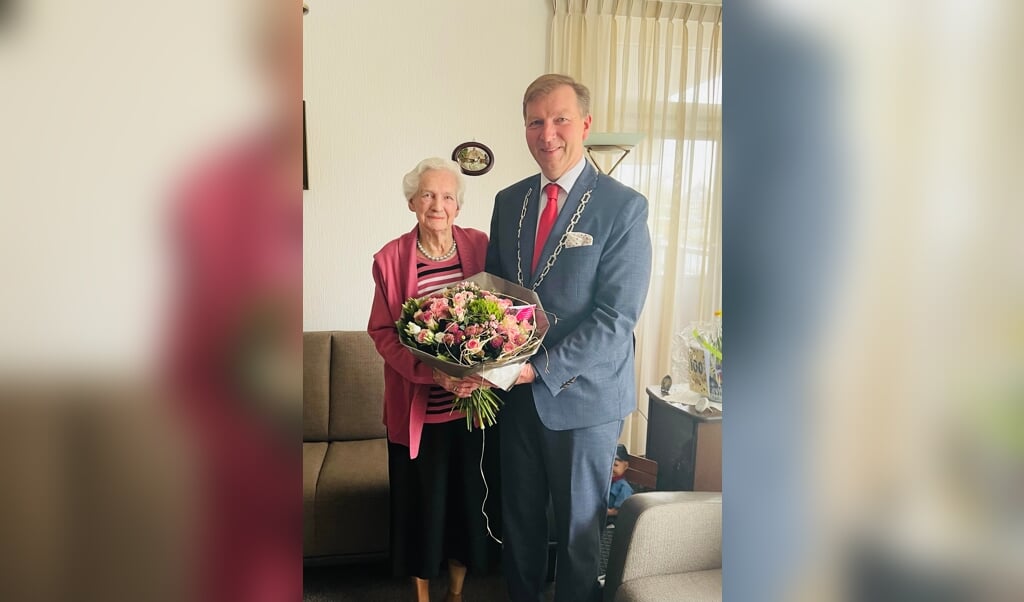 Mevrouw Trijnie Scholten bereikte vorige week donderdag de gezegende leeftijd van honderd jaar. Burgemeester Kats feliciteerde haar daarmee.
