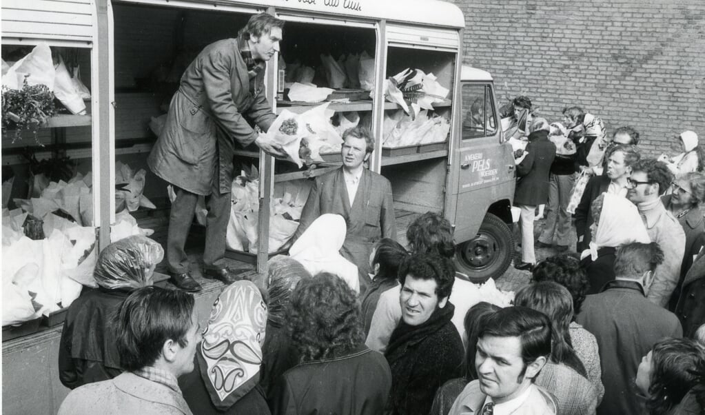 Bloemenhandelaar Pels probeert op de jaarlijkse Paasmarkt in 1972 zijn bloemen aan de man/vrouw te brengen. .