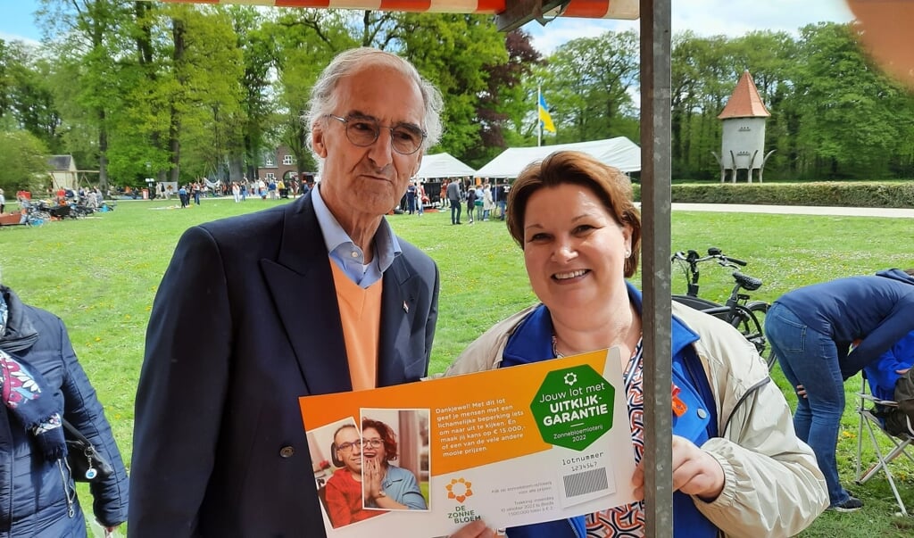 Wethouder Chantal Broekhuis steunt Zonnebloem Doorn met lotenverkoop!