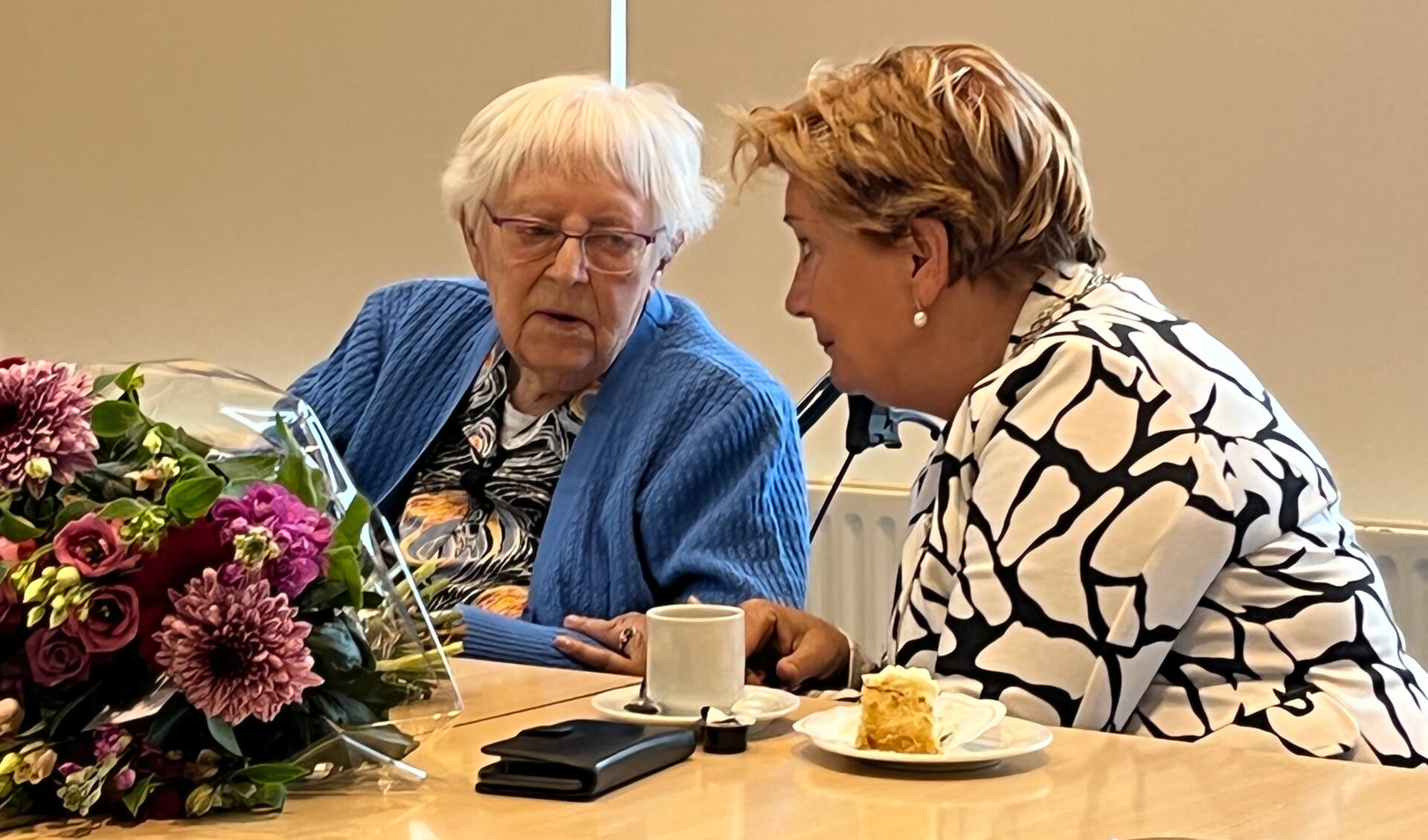 De 103-jarige in gesprek met burgemeester Dorine Burmanje.