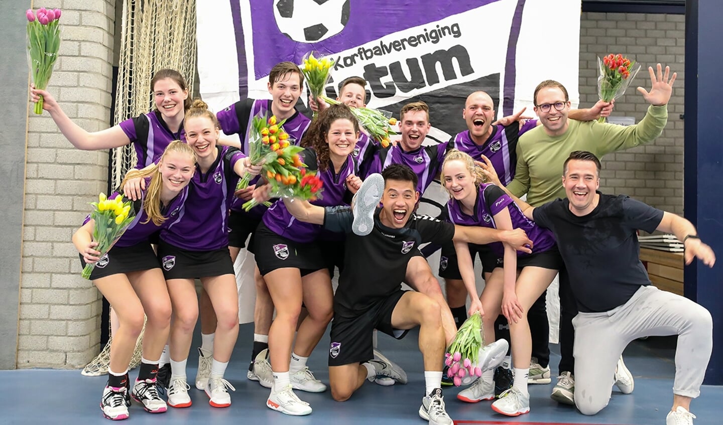 Victum viert feest na de promotie naar de overgangsklasse.