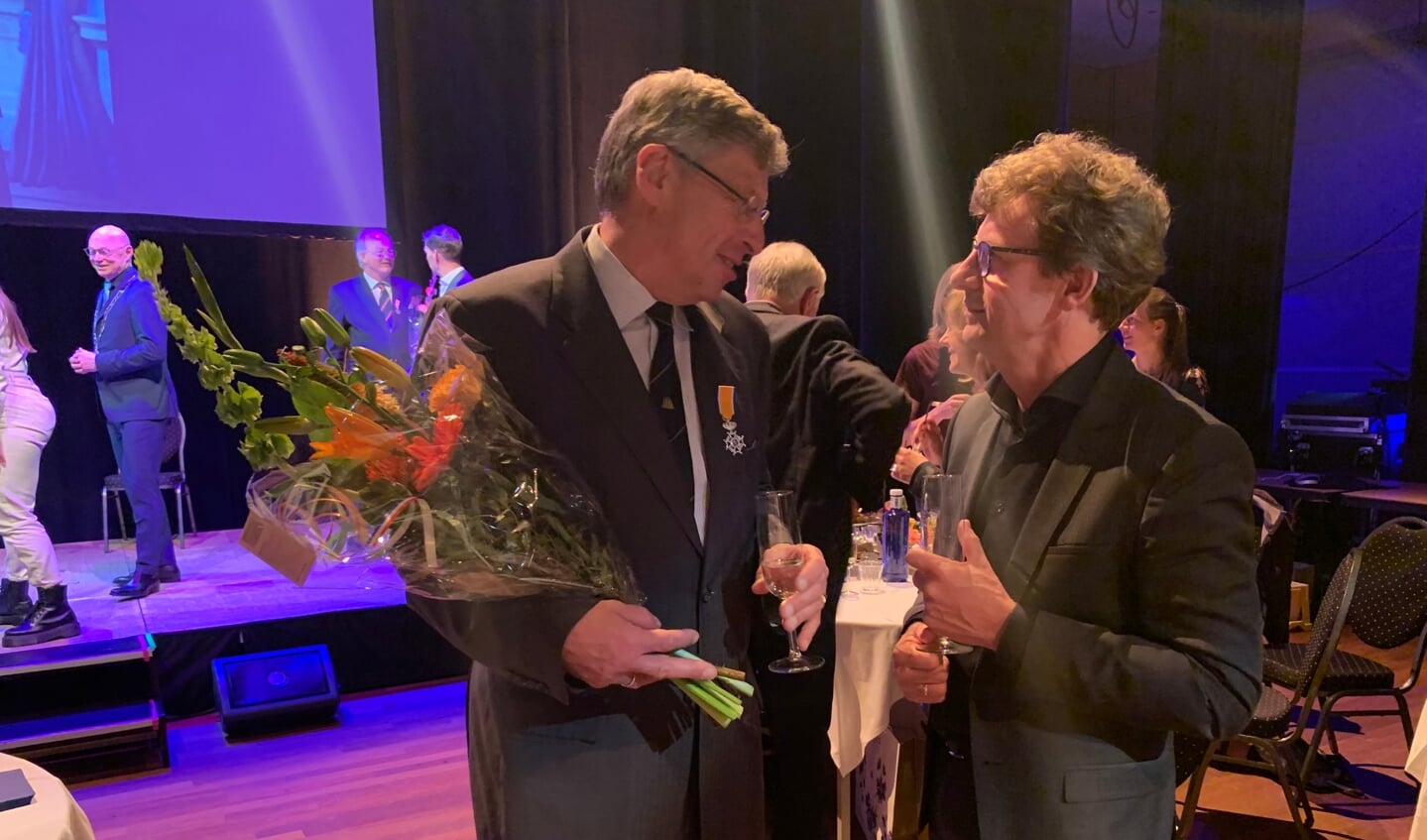 Nanning van der Hoop, lid in de Orde van Oranje-Nassau in gesprek met wethouder Jan Overweg 