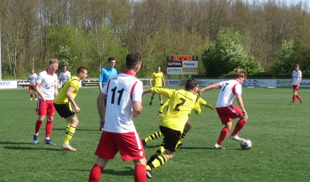 Lex de Gier (7) aan de bal, Johan Woltman (11) ziet toe