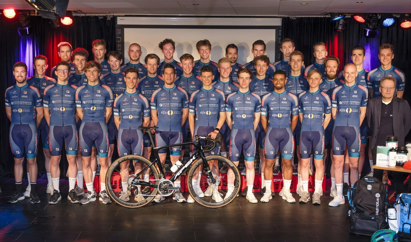 Het Dutch Food Valley Cycling team 2022. Rechts teammanager René Bastiaansen.