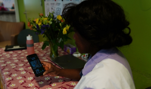 <p>Een medewerker van Zonnehuis Juliana bekijkt geblurde beelden van een bewoner na een melding.</p>