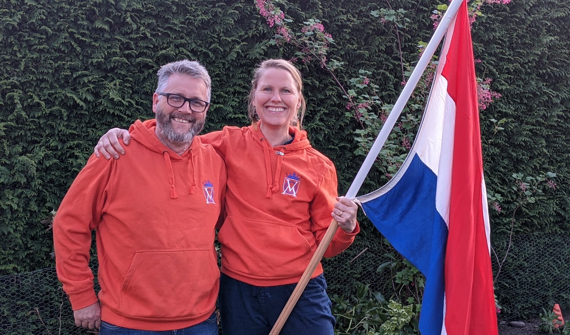 Paul Verlaan en Paulien Brezlau werken met aanstekelijk enthousiasme aan Koningsdag.