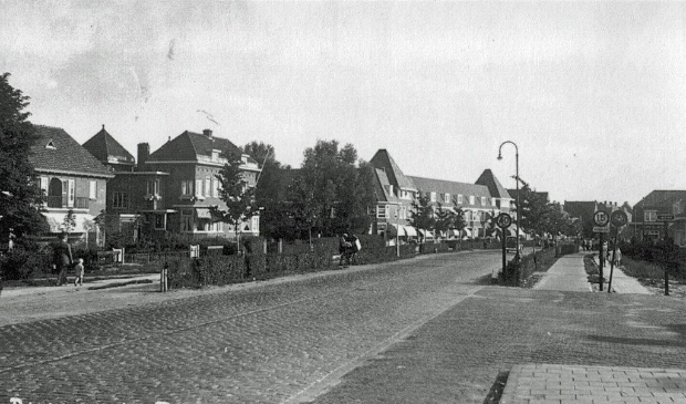 <p>Huisarts Boy Edgar had zijn praktijk in het laatste hoge huis, hoek Rijksstraatweg - Berkenstraat,<br>tegenover de huidige dierenartspraktijk.</p>