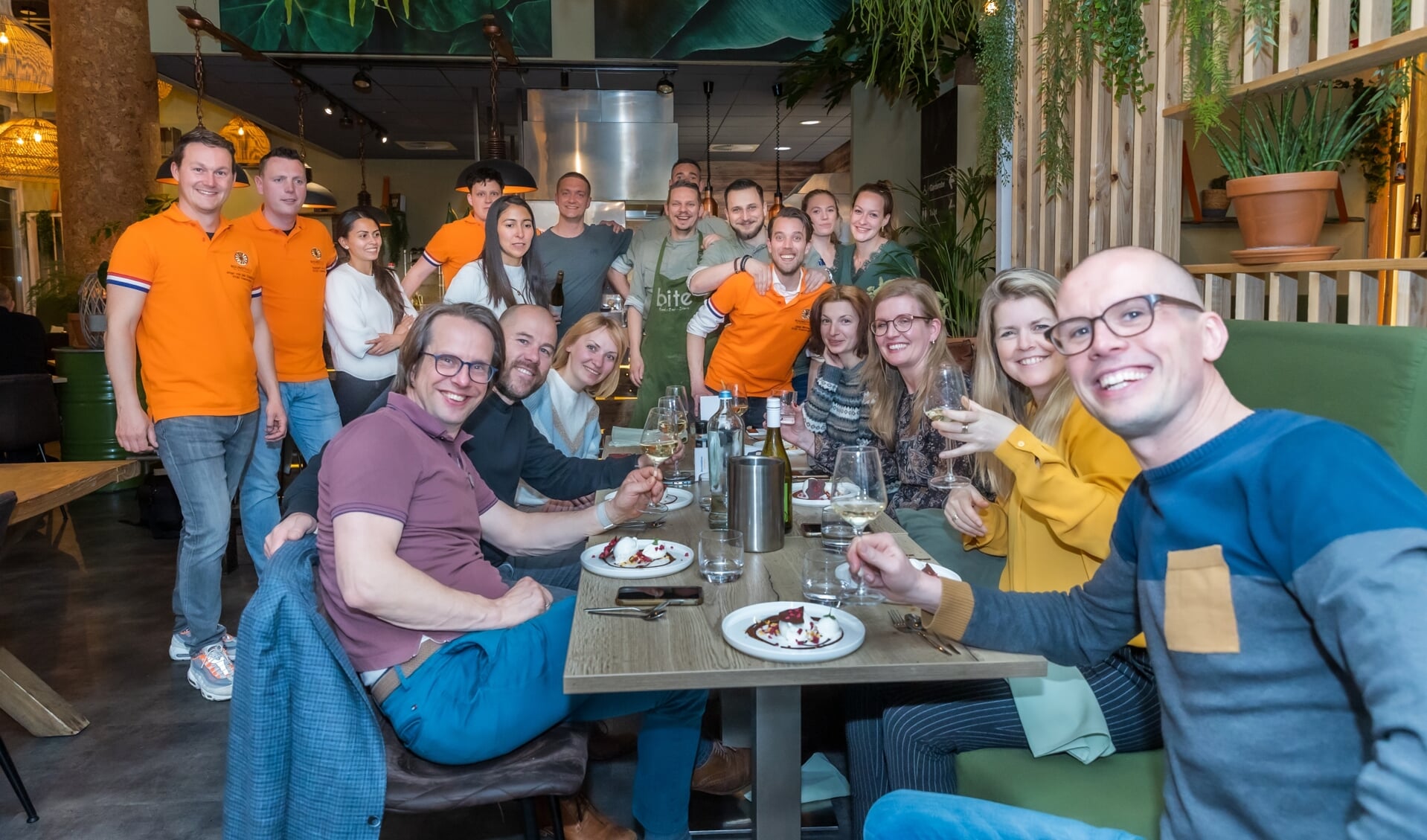 Gasten aan tafel tijdens het benefietdiner. Op de achtergrond heren van Tafelronde 92 en vrijwilligers. 