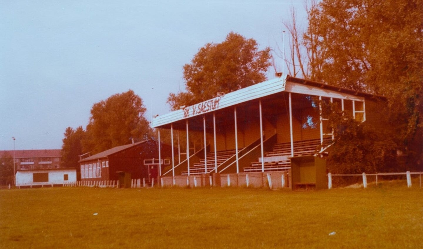 De eerste accommodatie van Saestum, toen de club in 1979 het terrein aan de Noordweg ging bespelen. Inmiddels zijn er al de nodige verbouwingen geweest.