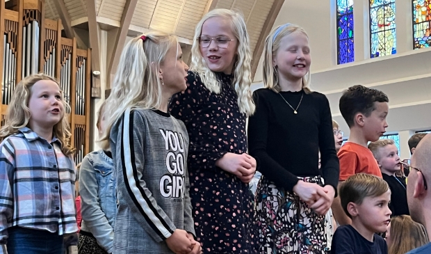 Groep 4a zong uit volle borst in de Bennekomse Brinkstraatkerk. Het vrolijke onderonsje tussen Sarah en Jerinda deed daar niets aan af ;-)!