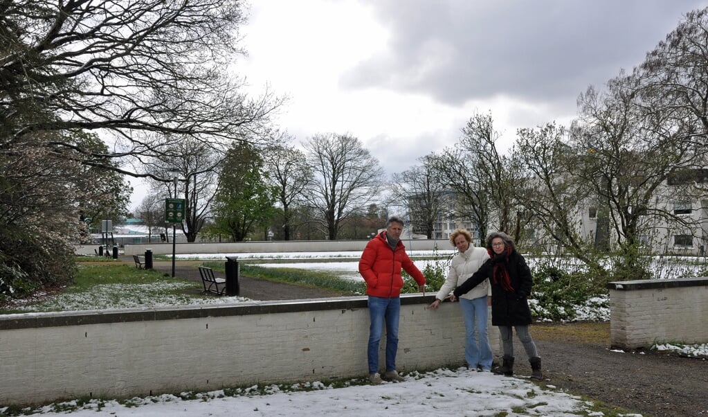 Stein Peters, Stephanie Dijkstra en Dorothée van Noordenburg bij de grens van het nieuwbouwplan in de gemeentetuin. 