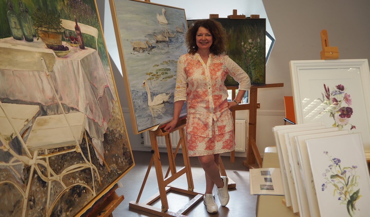 De Woudenbergse Janny van de Broek exposeerde samen met MarYane Nas in het Cultuurhuis Woudenberg, waar ook de overzichtstentoonstelling van de 59 deelnemende kunstenaars was.
