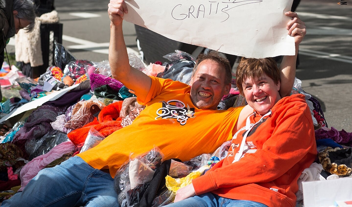 Portret standhouders in berg sjaals Koningsdag Driebergen