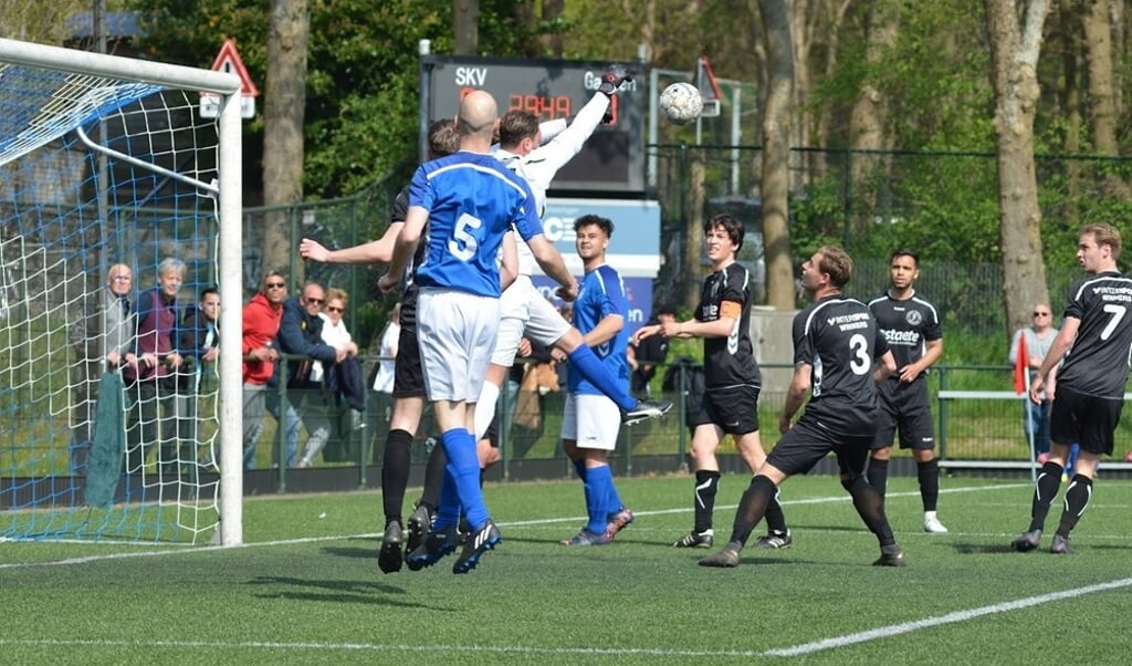 Spelbeeld uit de Wageningse derby SKV-ONA '53. Op sportpark De Zoom werd het uiteindelijk 0-1.