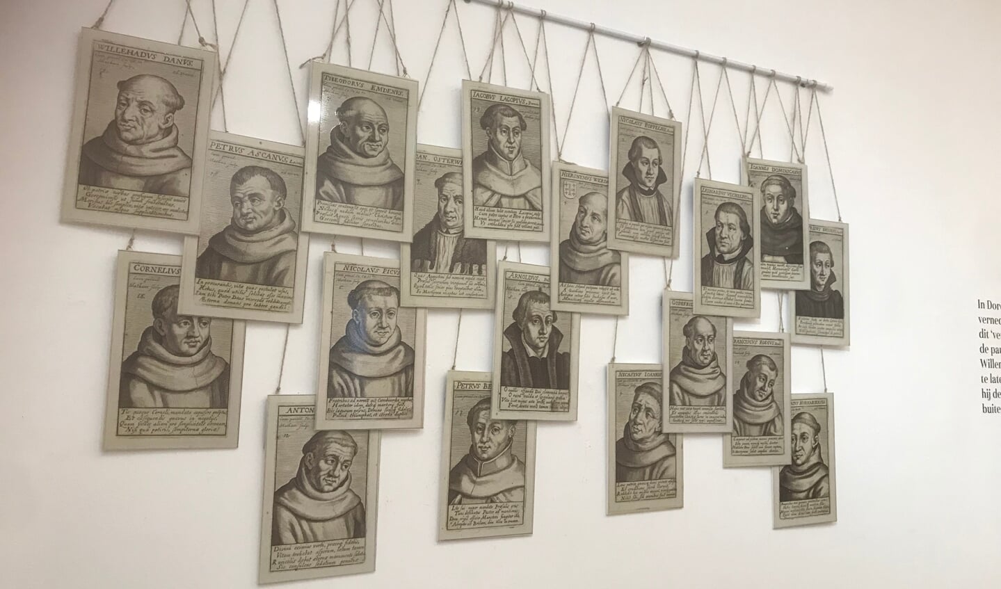 Portretten aan de wand van de negentien vermoordde 'Martelaren van Gorcum'