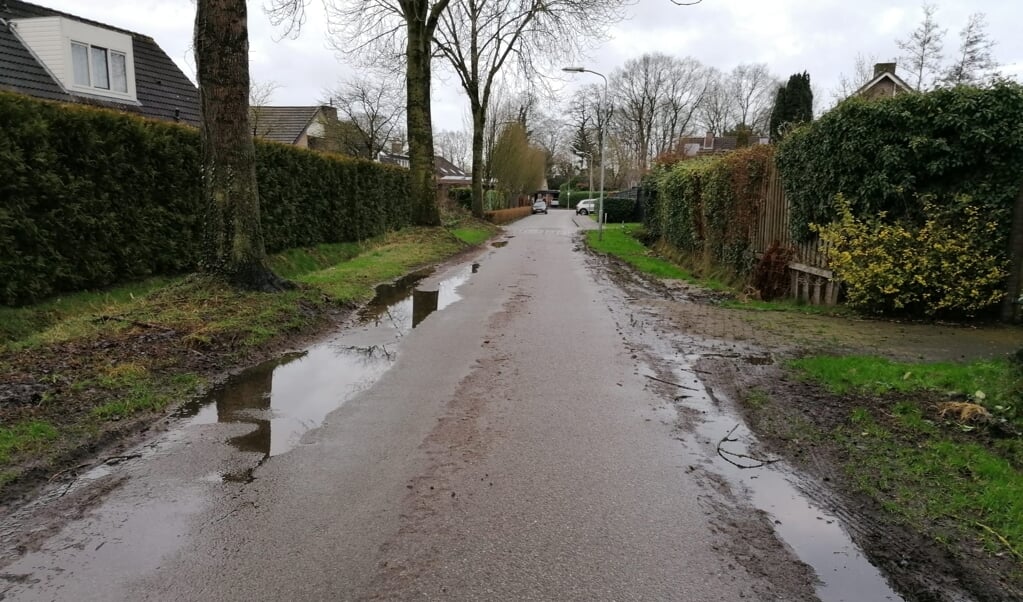 De smalle Schoonengweg, waar geen stoep ligt, wordt sinds de aanleg van woonwijk Holzenbosch veel gebruikt door fietsers en voetgangers.