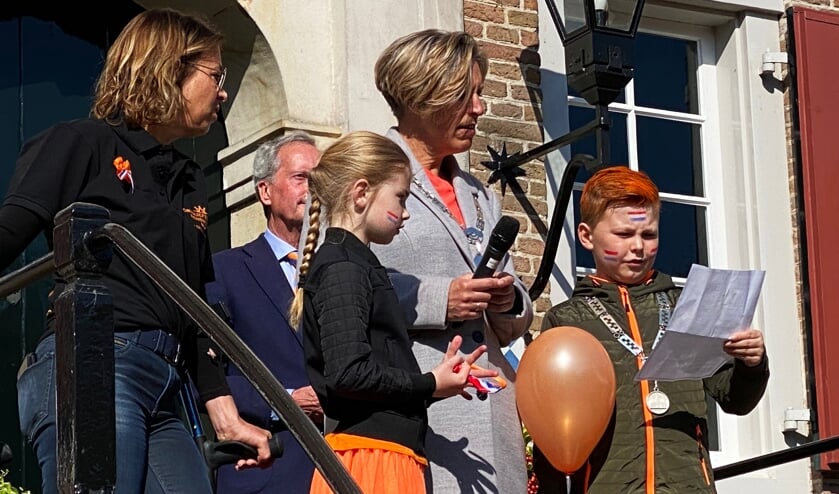 De voorzitter van de Oranjevereniging, burgemeester Petra Doornenbal en de kinderburgemeester.