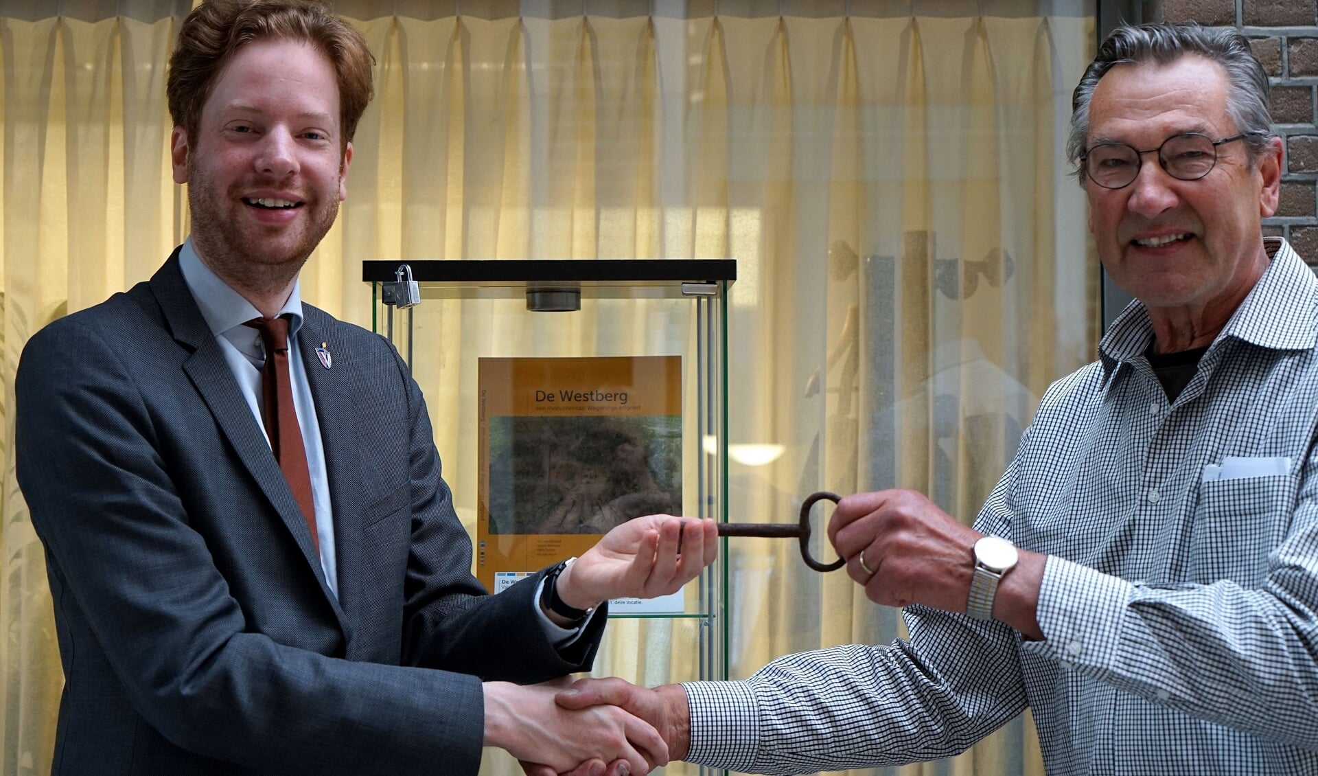 Hans Dobbe overhandigt symbolisch de sleutel van de archeologie-vitrine aan burgemeester Floor Vermeulen.