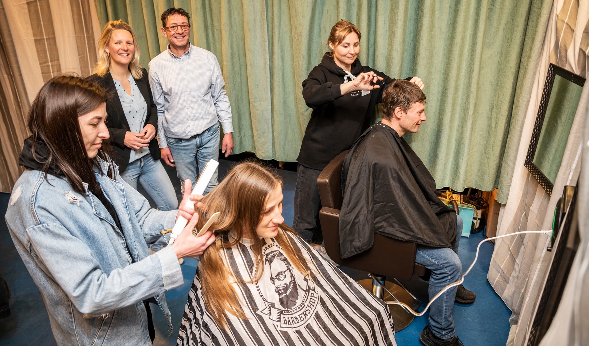 De Oekraïense kapsters Larissa (invalster) en Julia knippen twee landgenoten. De kapsalon in het voormalige Intertoyspand is het initiatief van Elise Besselsen en Renzo Kok van de stichting ‘Barneveld Helpt Oekraïne’.