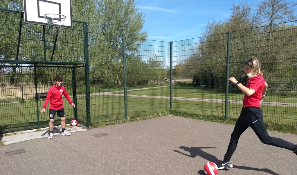 Naomi en Quinten brengen graag hun enthousiasme voor straatvoetbal over op kinderen uit de gemeente.