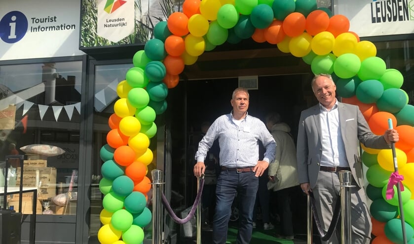 Peter van Breugel (links) van Leusden Natuurlijk! en wethouder Patrick Kiel poseren bij de ingang van de winkel.