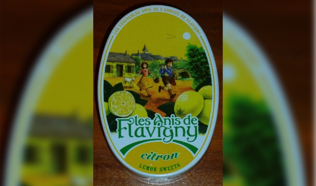 Eén van de wereldberoemde verpakking van de anijssnoepjes Anis de Flavigny, verkrijgbaar in vele smaken. In dit geval met een citroensmaak. 