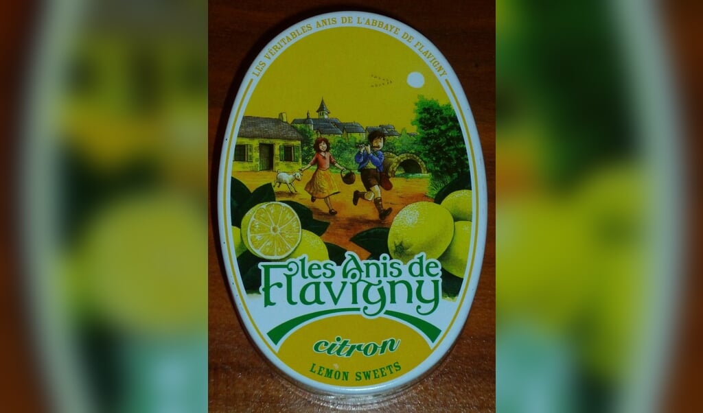 Eén van de wereldberoemde verpakking van de anijssnoepjes Anis de Flavigny, verkrijgbaar in vele smaken. In dit geval met een citroensmaak. 