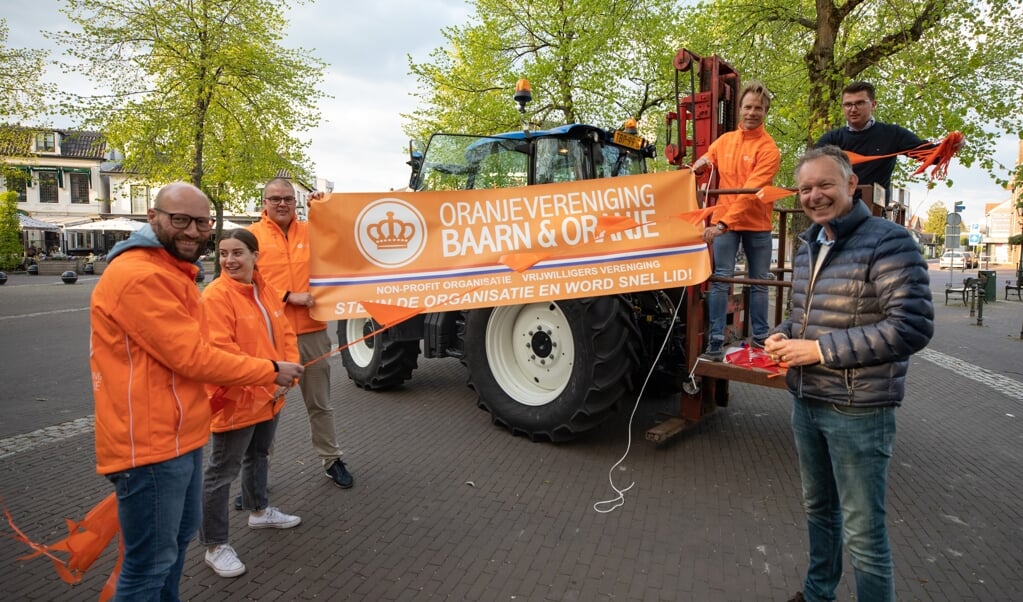 Vrijwilligers en bestuur van Oranjevereniging “Baarn en Oranje” versierden de Brink. 