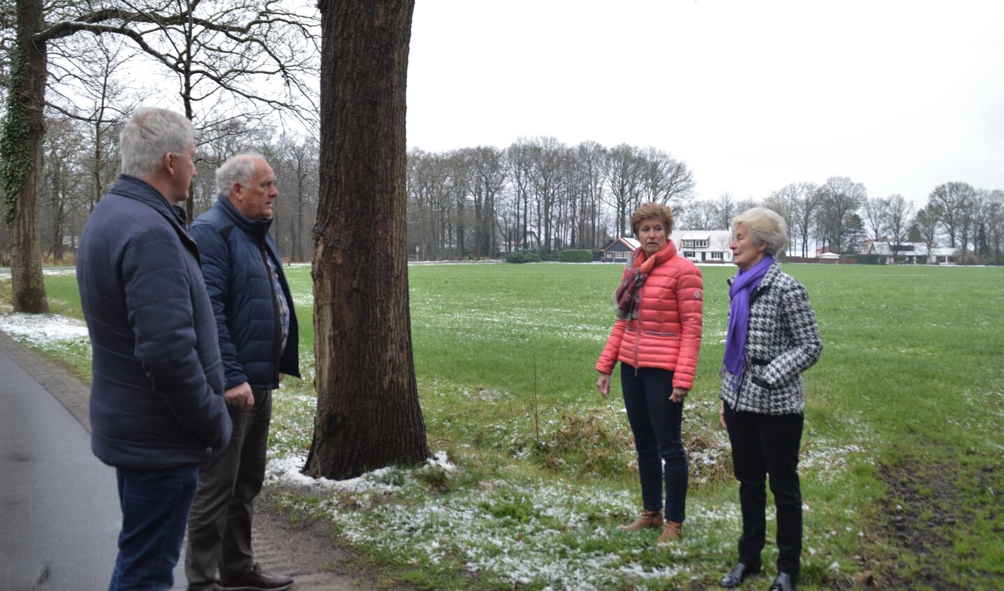 Jan Bos en Aart Aalbers en dochter Dicky Bos bij de boom aan de Ruwinkelseweg waarachter Dicky Bos-van den Broek zich op 24 januari 1945 verschuilde tijdens een luchtaanval.