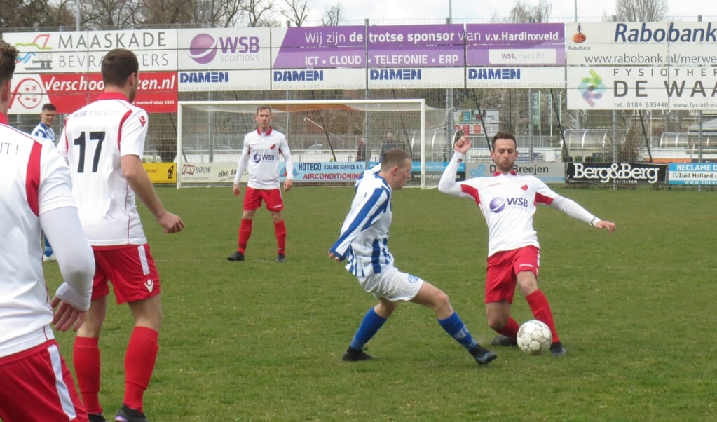Johan Woltman speelt de bal tegen Schoonhoven