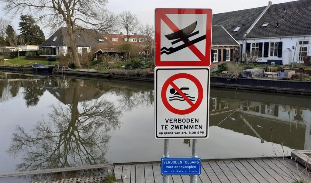 Sinds een aantal weken is het verboden om te zwemmen of een bootje te water te laten bij de Raadhuisbrug. Het 'verboden toegang' bord werd weer weggehaald. 