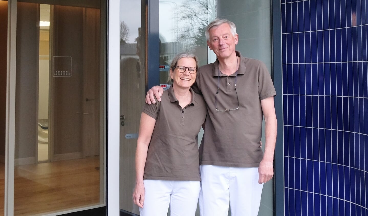 Hanneke en Jan Andries Schuller bij de ingang van het pand aan de Bosstraat.