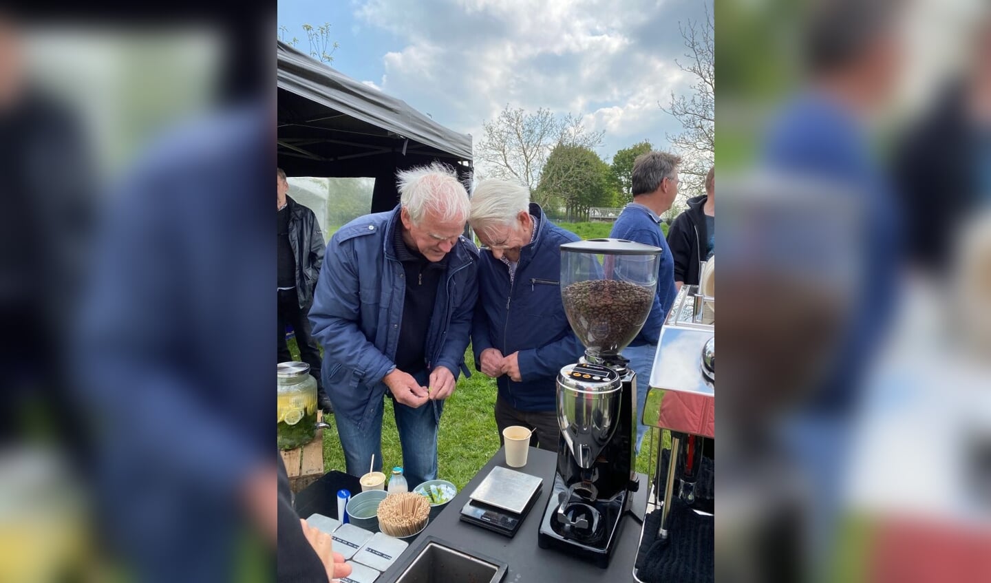 Lekkere koffie (en chocomelk voor de broertjes) op de open dag van Zonnepark Cothen 