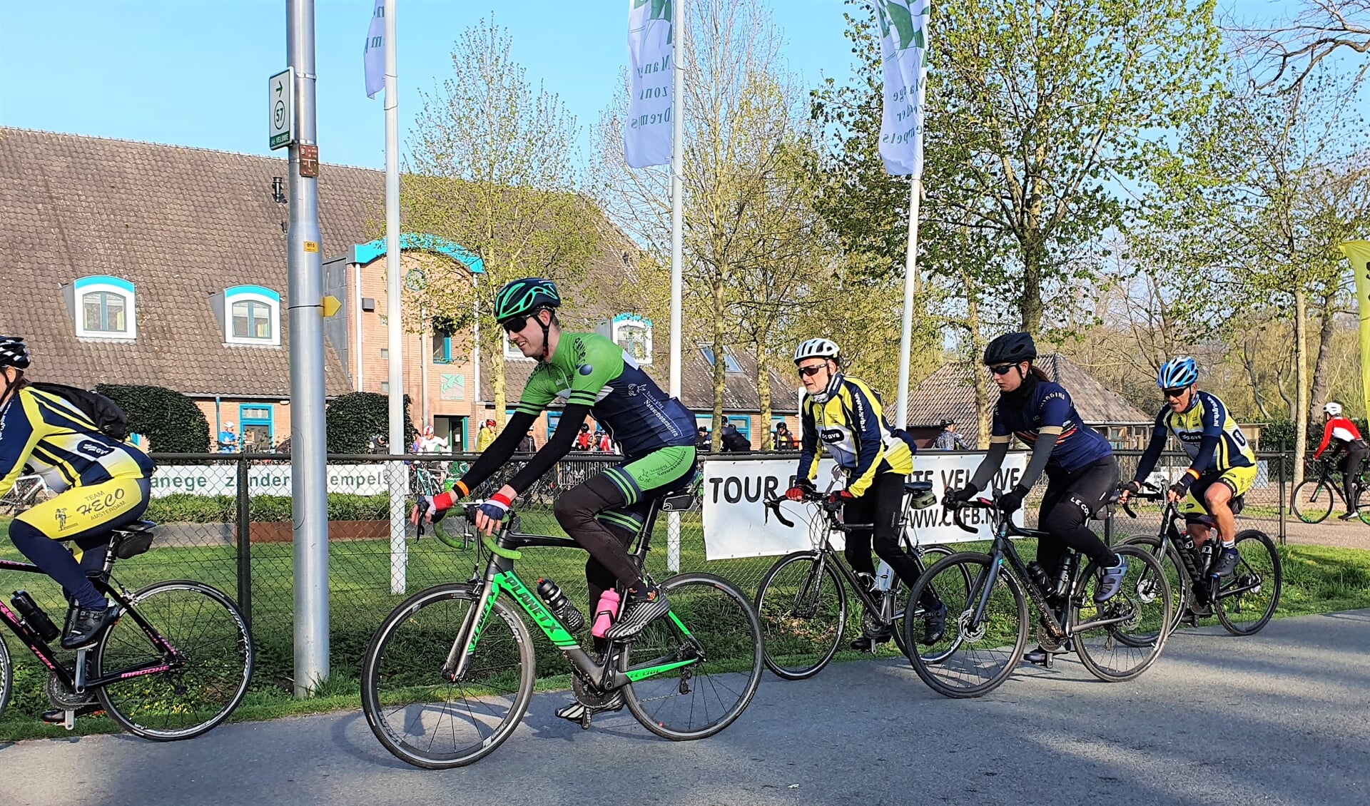Onder een stralende blauwe lucht gaan de deelnemers goedgemutst van start voor de 24e editie van de Tour de Haute Veluwe.