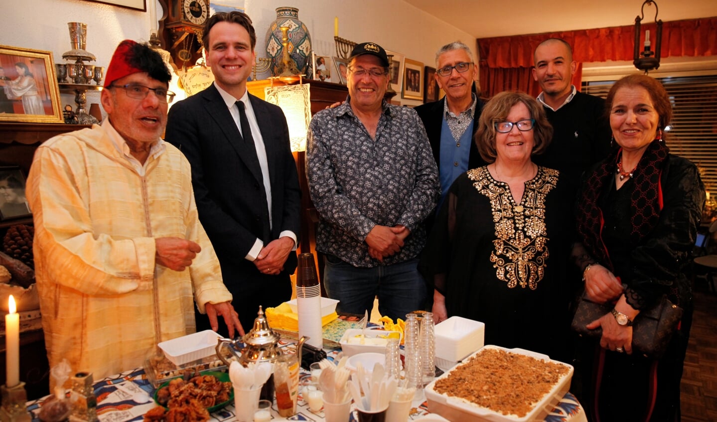 Van links naar rechts: Sami Kaspi, wethouder Marijn van Ballegooijen, Mustapha Daher, Karim Mounir, Kitty Kaspi, Abdelhakim Bentla en Amina el Boukamiri.