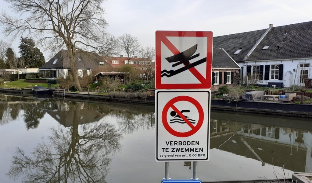 Sinds een aantal weken is het verboden om te zwemmen of een bootje te water te laten bij de Raadhuisbrug.