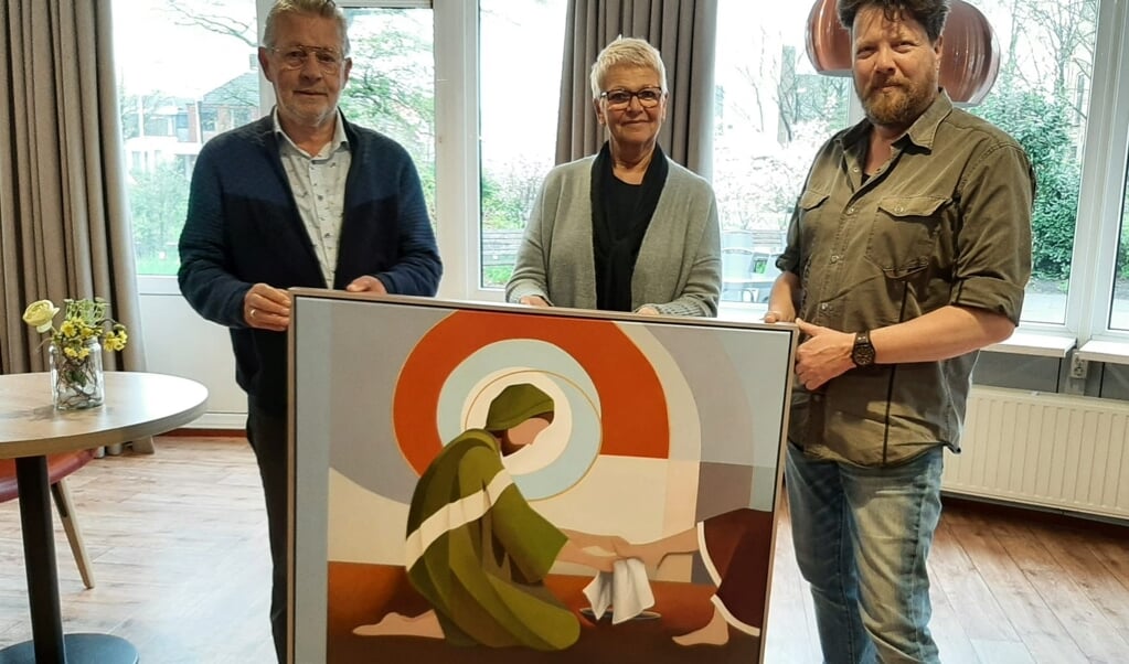 Van links naar rechts: Cor Duran (voorzitter cliëntenraad), Ina Hoogendoorn (schilderes) en Arjan Vos (manager integrale zorg Overslydrecht)