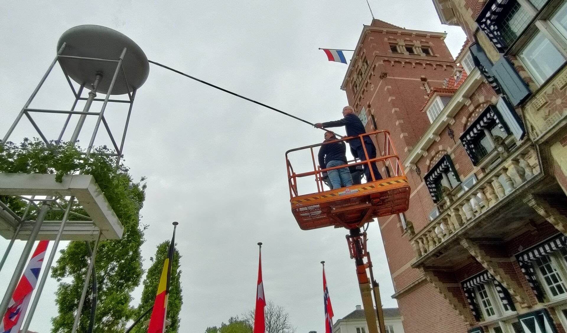 Wethouder Marcel Fluitman heeft donderdagochtend 5 mei om 9.00 uur bevrijdingsvuur voor het gemeentehuis ontstoken.