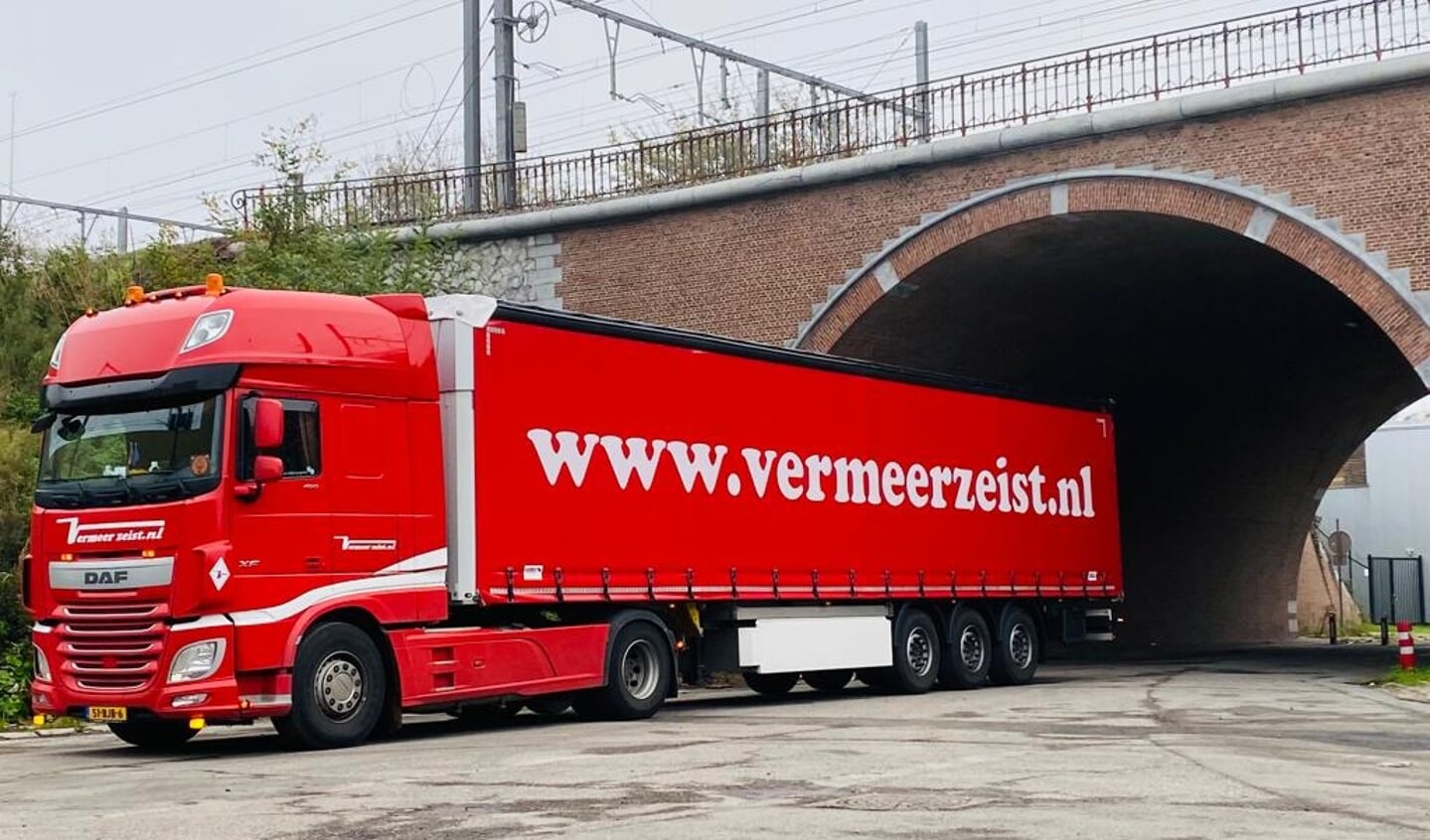 Tegenwoordig rijden de chauffeurs van Vermeer Zeist in herkenbaar signaalrood.