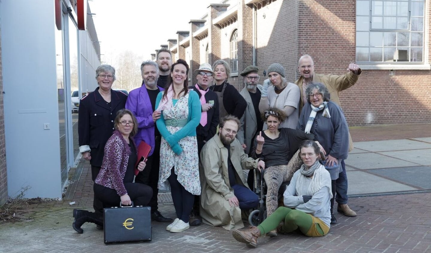 Veertien van de negentien enthousiaste leden van Muziektheater Amersfoort.